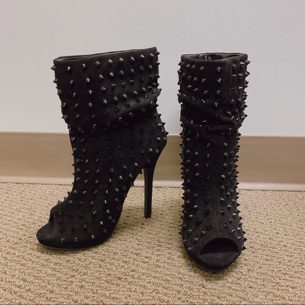 BRAND NEW🖤 Spikey slouch bootie!